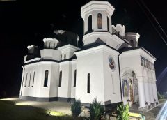Biserica din Bobâlna strălucește și pe timp de noapte! Gestul unui localnic, apreciat de primarul comunei